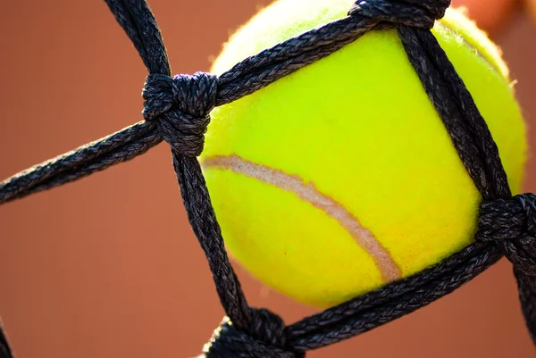 Tennisball im Netz — Stockfoto