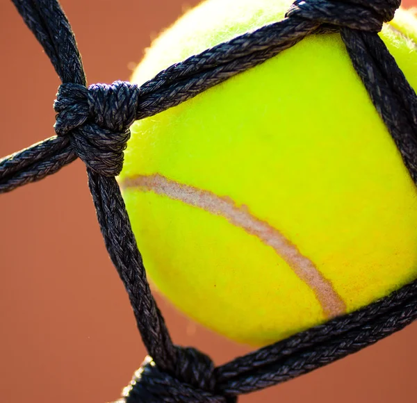 Τένις μπάλα σε δίχτυ — Φωτογραφία Αρχείου