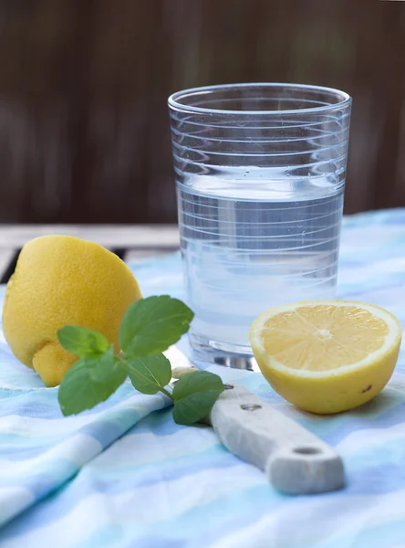 Стакан лимонной воды — стоковое фото