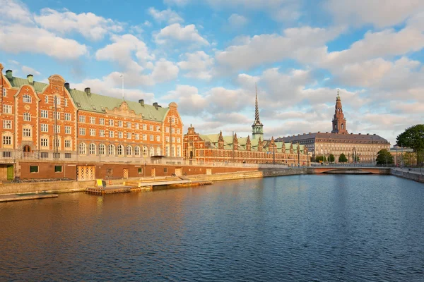 Πρωί θέα στο παλάτι christiansborg στην Κοπεγχάγη — Φωτογραφία Αρχείου