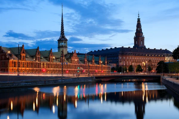 Vista noturna sobre Christiansborg Palacel em Copenhague — Fotografia de Stock