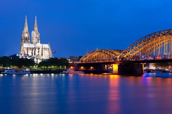 Вигляд Кельна ніч над до Рейну — стокове фото