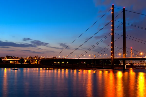 Ponte noturna sobre a Rein em Dusseldorf — Fotografia de Stock