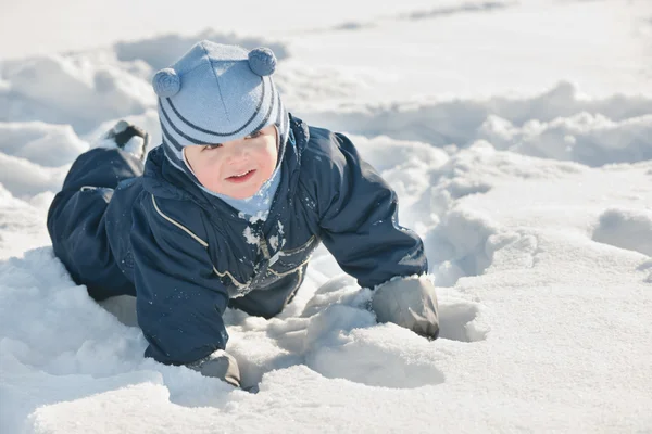 Niño descubriendo la nieve — Foto de Stock