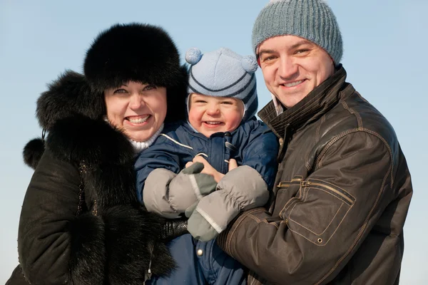 Fröhliche dreiköpfige Familie auf Winterwanderung — Stockfoto