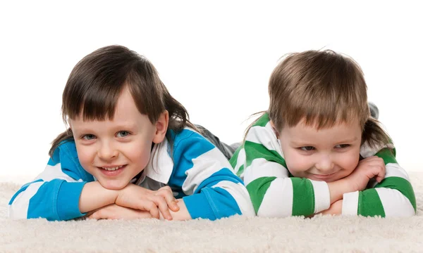 Dwóch chłopców leżą na dywanie — Zdjęcie stockowe