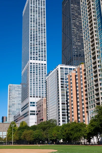 Parque infantil entre los rascacielos de Chicago — Foto de Stock