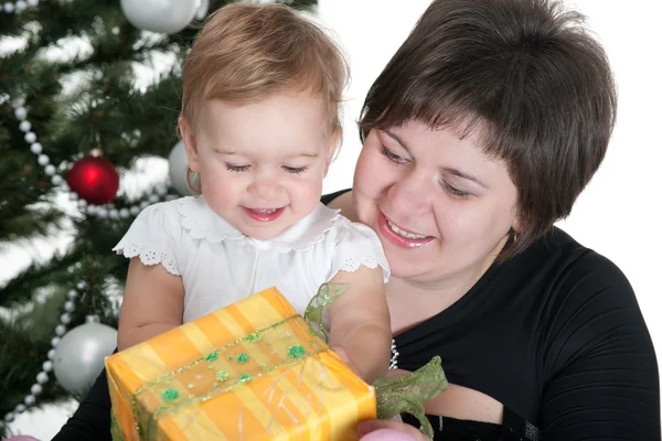 Småbarn och hennes mamma i juletid — Stockfoto