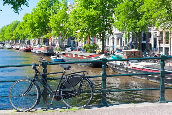在阿姆斯特丹在桥上的自行车 — 图库照片