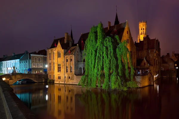 Vista noturna em edifícios antigos de Bruges — Fotografia de Stock