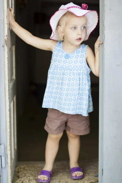 Felice bambina con le cuffie — Foto Stock