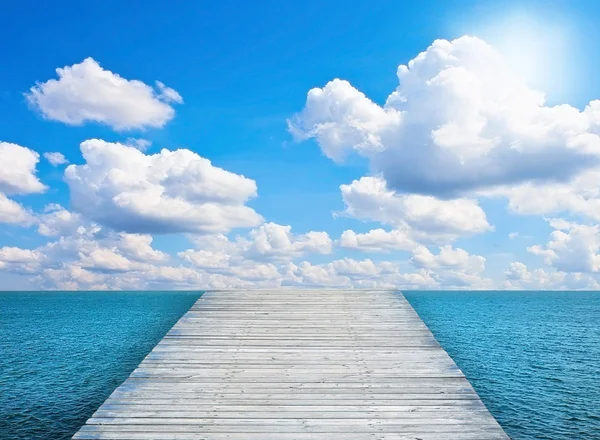 Molnig himmel och pier — Stockfoto