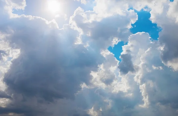 Cielo nublado con luz solar — Foto de Stock