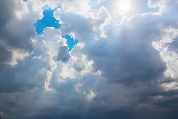Sunlights ile bulutlu gökyüzü — Stok fotoğraf