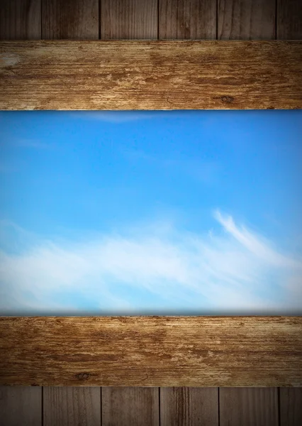 Деревянные доски и небо — стоковое фото