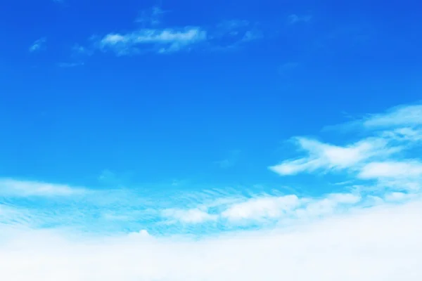 Hemel met witte zachte wolken — Stockfoto
