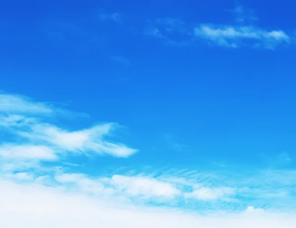 Himmel mit weißen, weichen Wolken — Stockfoto