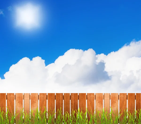 Забор над облачным небом — стоковое фото