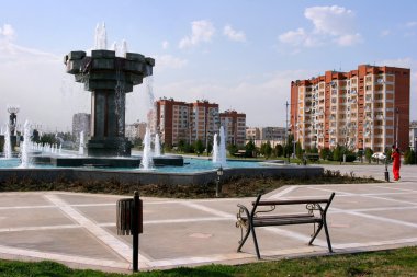 gün batımında Kurtuluş Parkı. Ashkhabad. Türkmenistan.