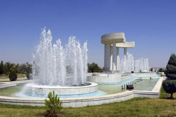 En av fontänerna i parken — Stockfoto