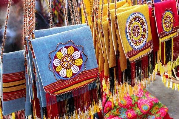 Objetos de bazar orientales: bolsas decorativas hechas a mano. Turkmenistán. Mercado de Ashkhabad . — Foto de Stock