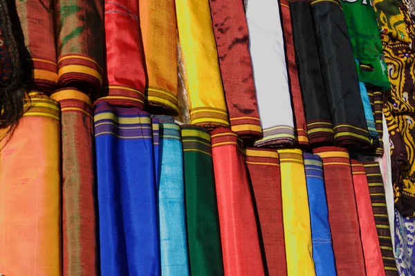Têxtil nacional artesanal para vestido de mulher tradicional . — Fotografia de Stock