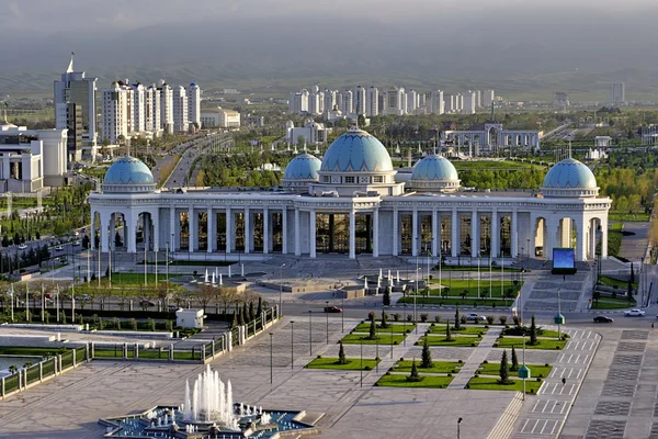 Общий вид на главную площадь и дворец Рухет. Ашхабад. Туркменистан . — стоковое фото
