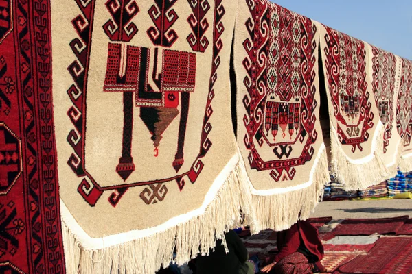 Müslüman dua için el yapımı halılar — Stok fotoğraf