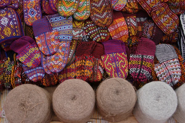 Pantofole in maglia con ornamento tradizionale . — Foto Stock