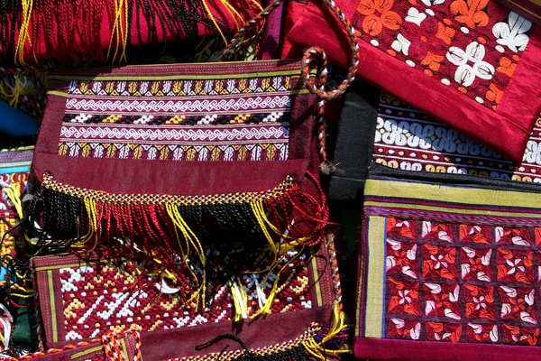 Sacos decorativos artesanais com ornamento tradicional — Fotografia de Stock
