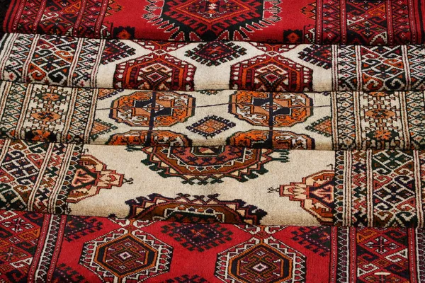 Poucos tapetes artesanais com ornamento tradicional . — Fotografia de Stock