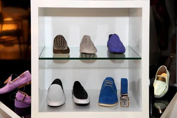 Sapatos masculinos em prateleiras de vidro — Fotografia de Stock