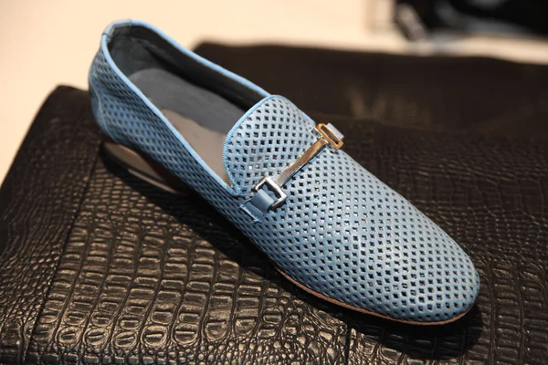 Bekar erkek mavi süet ayakkabı — Stok fotoğraf