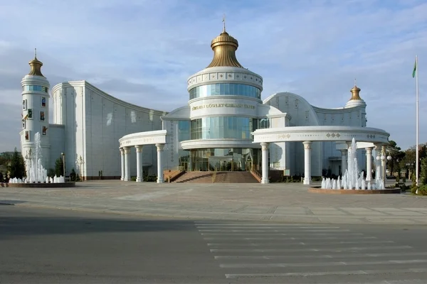 Puppentheater auf dem Platz. aschkhabad. Türkmenistan. — Stockfoto