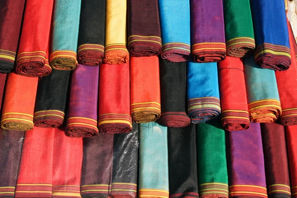Têxtil nacional artesanal para vestido de mulher tradicional . — Fotografia de Stock