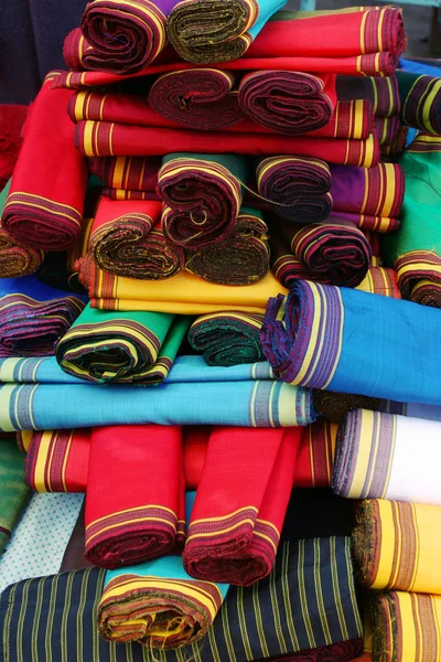 手工制作全国纺织传统妇女服饰. — 图库照片