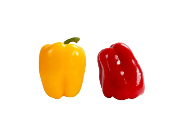 Свежий желтый и красный перец на белом фоне — стоковое фото