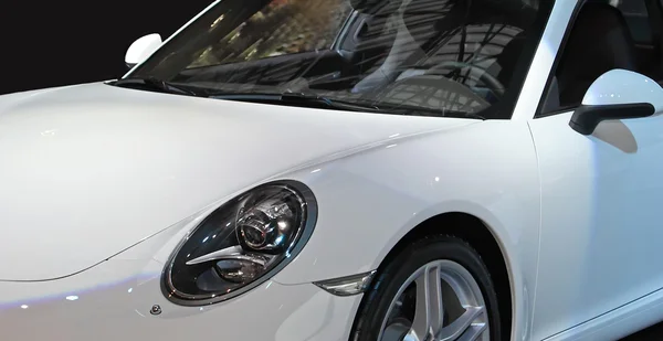 Weißes modernes Auto — Stockfoto