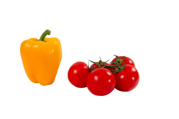 Frische rote Tomaten und gelbe Paprika auf weißem Hintergrund — Stockfoto
