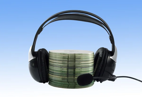 Sluchátka a cd kolekce na přechodu jako pozadí — Stock fotografie