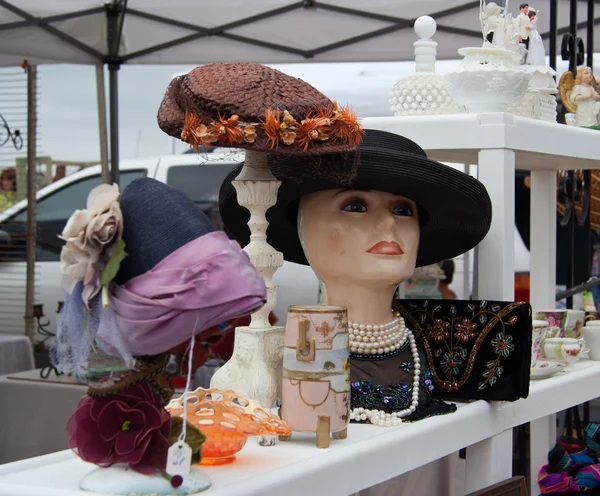 Sombreros vintage en el mercado de pulgas . —  Fotos de Stock