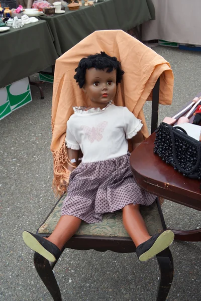 Mercato delle pulci. Bambola vintage . — Foto Stock