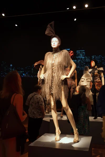 时尚界的让 · 保罗 · 戈蒂埃展览在三藩市 — 图库照片