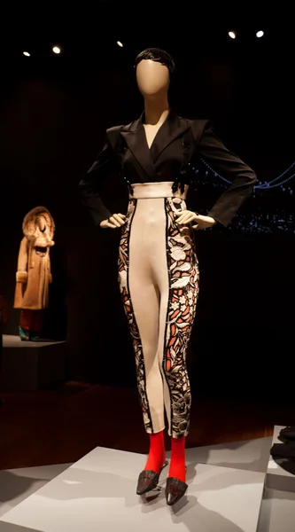 Manequim feminino vestido com perneiras na exposição Jean Paul Gaultier — Fotografia de Stock