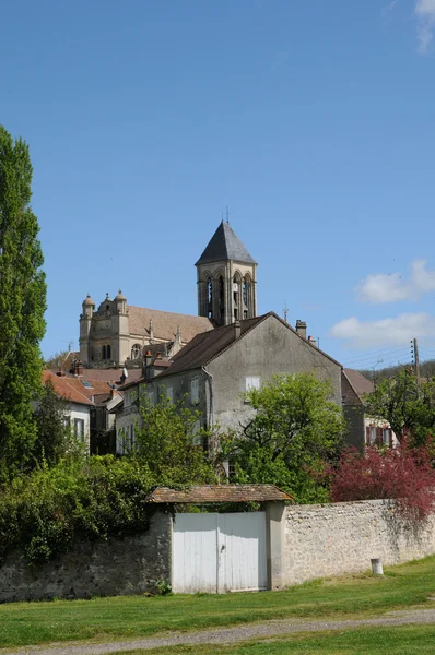 Francja, Kościół i wieś vetheuil w val d oise — Zdjęcie stockowe