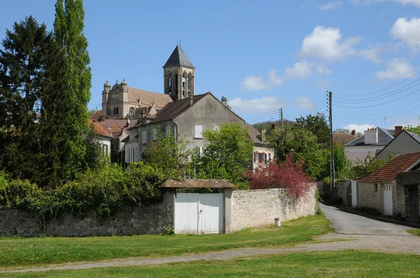 Франція, церкви і село Vetheuil в Val d Уаза — стокове фото