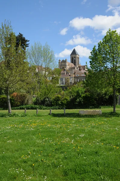 Франция, церковь и деревня Ветёй в Валь-д "Уаз — стоковое фото