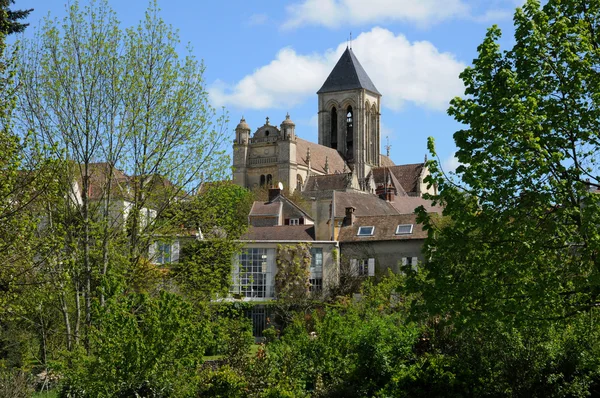 Francia, iglesia y pueblo de Vetheuil en Val d Oise — Foto de Stock