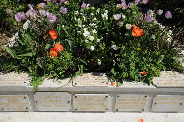 墓的克洛德 · 莫奈在吉维尼的公墓 — 图库照片