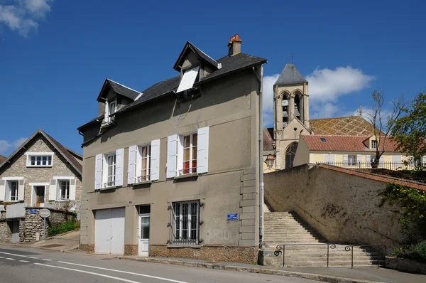 Francie, církev a vesnici vetheuil ve val d oise — Stock fotografie